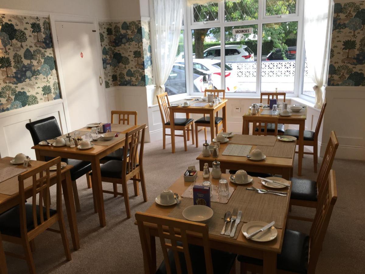 The Kenmore Guest House Llandudno Esterno foto