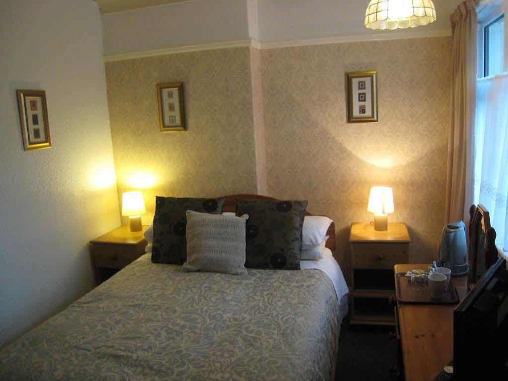 The Kenmore Guest House Llandudno Esterno foto