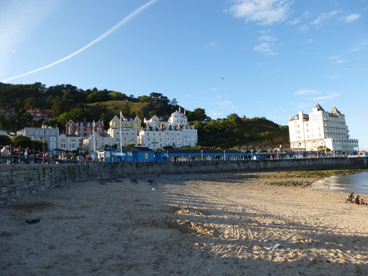 The Kenmore Guest House Llandudno Esterno foto